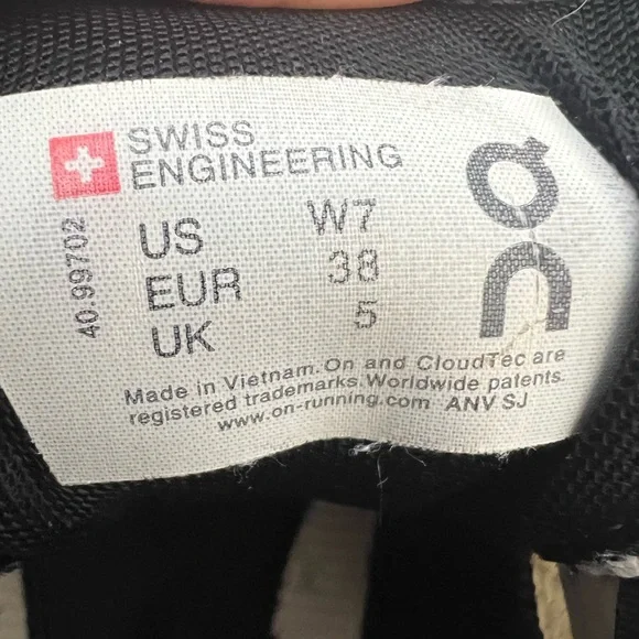 On Running On Cloud White & Black Athletic Shoes Women’s Sz 7 - Picture 2 of 15